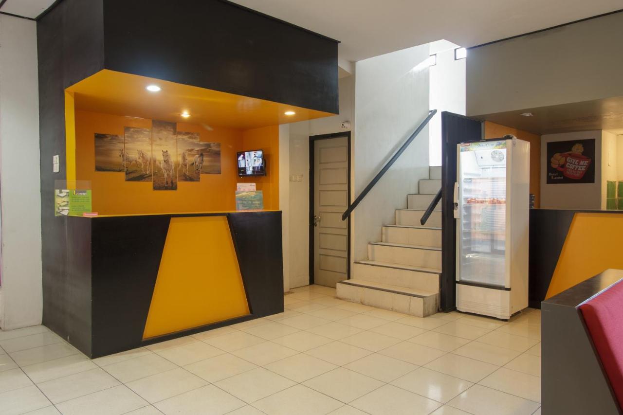 Reddoorz Near Jalan Sudirman Padang Hotel Kültér fotó