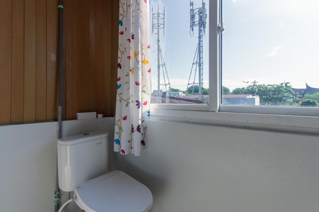 Reddoorz Near Jalan Sudirman Padang Hotel Kültér fotó