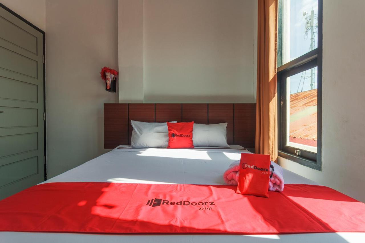 Reddoorz Near Jalan Sudirman Padang Hotel Kültér fotó