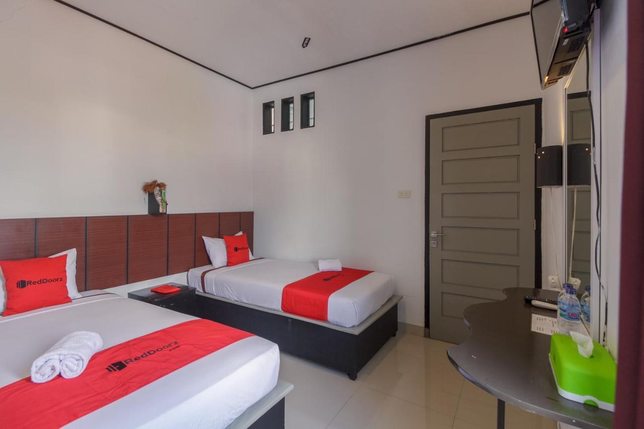 Reddoorz Near Jalan Sudirman Padang Hotel Kültér fotó