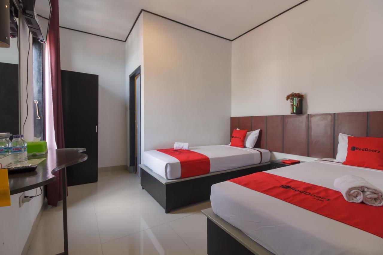 Reddoorz Near Jalan Sudirman Padang Hotel Kültér fotó