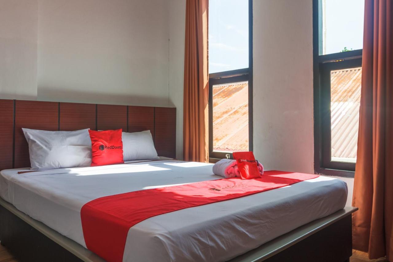 Reddoorz Near Jalan Sudirman Padang Hotel Kültér fotó
